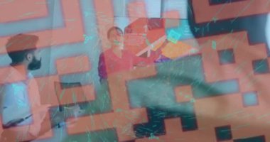 QR kodunun animasyonu ve çeşitli iş adamları üzerinde işlenen veri işlemesi. Küresel siber güvenlik, iş, bağlantılar, hesaplama ve veri işleme kavramı dijital olarak oluşturulmuş video.