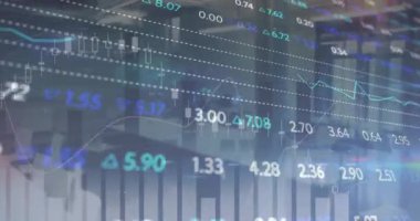 Ofis üzerinde finansal veri işleme animasyonu. Küresel finans, iş, bağlantılar, hesaplama ve veri işleme kavramı dijital olarak oluşturulmuş video.