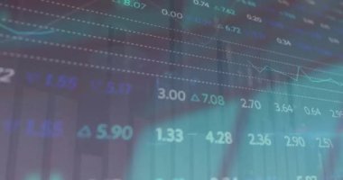 Bilgisayar sunucuları üzerinden veri işleme animasyonu. Küresel finans, iş, bağlantılar, hesaplama ve veri işleme kavramı dijital olarak oluşturulmuş video.