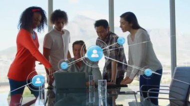 Ofisteki çeşitli iş adamlarının simgeleriyle bağlantı ağının animasyonu. Küresel finans, iş, bağlantılar, hesaplama ve veri işleme kavramı dijital olarak oluşturulmuş video.