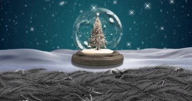 Yılbaşı kar küresinin ve kış manzarasının üzerine yağan karın animasyonu. Noel, şenlik, kutlama ve gelenek konsepti dijital olarak oluşturuldu.