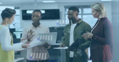 Ofiste toplanan çeşitli meslektaşların finansal veri işleme animasyonları. İş, finans, bilgisayar ve dijital arayüz kavramı dijital olarak oluşturulmuş video.