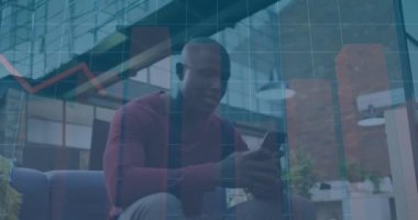 Akıllı telefon kullanan Afro-Amerikan iş adamı üzerinden finansal veri işleme animasyonu. Küresel finans, iş, bağlantılar, hesaplama ve veri işleme kavramı dijital olarak oluşturulmuş video.