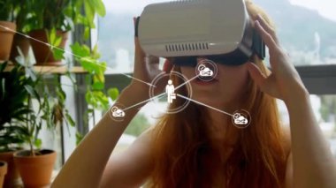 VR kulaklıklı beyaz kadın üzerindeki simgelerle bağlantı ağının animasyonu. Küresel teknoloji, bağlantılar, hesaplama ve veri işleme kavramı dijital olarak oluşturulmuş video.