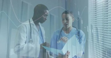 Çeşitli doktorlar üzerinde veri işleme animasyonu. Küresel tıp, bağlantılar, hesaplama ve veri işleme kavramı dijital olarak oluşturulmuş video.