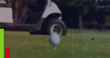 Çim arka planda golf topu üzerinde finansal veri işleme animasyonu. Küresel finans, iş, bağlantılar, hesaplama ve veri işleme kavramı dijital olarak oluşturulmuş video.