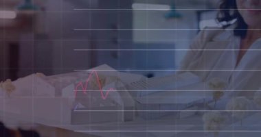 Kafkasyalı iş kadınıyla ilgili finansal veri işleme animasyonu. Küresel finans, iş, bağlantılar, hesaplama ve veri işleme kavramı dijital olarak oluşturulmuş video.