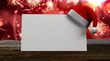 Fotokopi alanı olan beyaz kart animasyonu ve Noel Baba şapkasıyla düşen kar. Noel, şenlik, kutlama ve gelenek konsepti dijital olarak oluşturuldu.