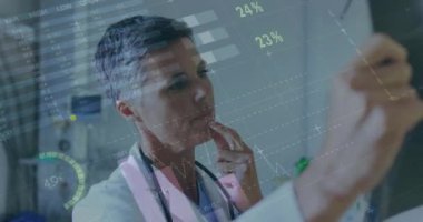 Beyaz kadın doktor üzerinden finansal veri işleme animasyonu. Küresel tıp, bağlantılar, hesaplama ve veri işleme kavramı dijital olarak oluşturulmuş video.