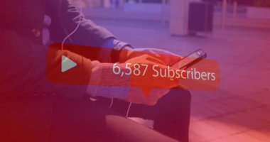 Akıllı telefon kullanan beyaz adam üzerinden abone sayısının giderek arttığı bir metin animasyonu. Sosyal medya, iletişim ve dijital arayüz kavramı dijital olarak oluşturulmuş video.