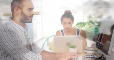 Ofisteki çeşitli iş adamlarının üzerinden geçen meşgul insanların animasyonu. Küresel finans, iş, bağlantılar, hesaplama ve veri işleme kavramı dijital olarak oluşturulmuş video.