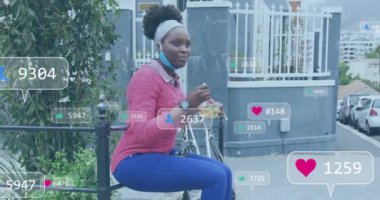 Afro-Amerikan kadınlarının yemek yemesi üzerine sosyal medya veri işleme animasyonu. Dijital olarak oluşturulmuş küresel sosyal medya, bağlantılar, hesaplama ve veri işleme kavramı.