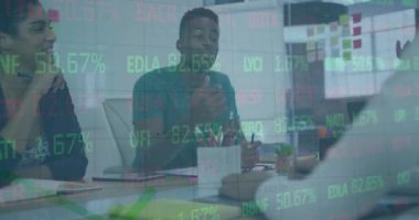 Ofisteki çeşitli iş adamları üzerinde finansal veri işleme animasyonu. Küresel finans, iş, bağlantılar, hesaplama ve veri işleme kavramı dijital olarak oluşturulmuş video.