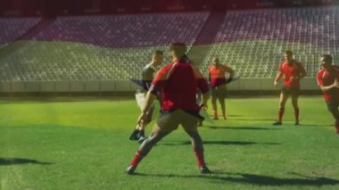 Stadyumda oynayan çeşitli erkek rugby oyuncuları üzerinde Gana bayrağı animasyonu. Küresel spor ve vatanseverlik kavramı, dijital olarak üretilen video.