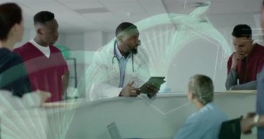 Hastanedeki çeşitli doktorlar üzerinde DNA ipliği ve veri işleme animasyonu. Küresel tıp, sağlık, bağlantılar, hesaplama ve veri işleme kavramı dijital olarak oluşturulmuş video.