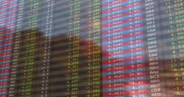 Manzara üzerinde finansal veri işleme animasyonu. Küresel finans, iş, bağlantılar, hesaplama ve veri işleme kavramı dijital olarak oluşturulmuş video.