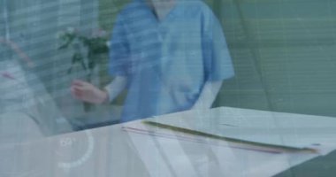 Beyaz kadın doktor üzerinden finansal veri işleme animasyonu. Küresel tıp, bağlantılar, hesaplama ve veri işleme kavramı dijital olarak oluşturulmuş video.