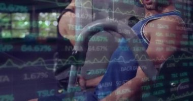 Beyazların spor salonunda egzersiz yapması üzerine finansal veri işleme animasyonu. Küresel spor, iş, bağlantılar, hesaplama ve veri işleme kavramı dijital olarak oluşturulmuş video.