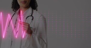 Afrika kökenli Amerikalı kadın doktorun hastanede kurdele tutması üzerine kalp atış hızı monitörü animasyonu. Tıbbi sağlık ve kanser farkındalığı teknolojisi kavramı