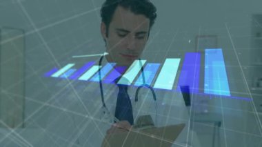 Beyaz erkek doktorun not tutarken grafikle veri işleme animasyonu. Dijital olarak oluşturulmuş küresel bağlantılar, tıp, sağlık ve dijital arayüz kavramı.