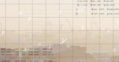 Şehir manzarası üzerinde finansal veri işleme animasyonu. Küresel finans, iş, bağlantılar, hesaplama ve veri işleme kavramı dijital olarak oluşturulmuş video.