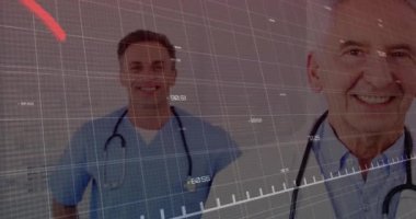 Çeşitli doktorlar üzerinde veri işleme animasyonu. Küresel tıp, bağlantılar, hesaplama ve veri işleme kavramı dijital olarak oluşturulmuş video.