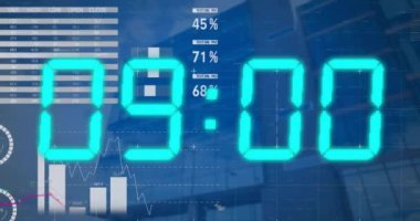 Şehir manzarası üzerinde saat ile diyagramlar ve veri işleme animasyonları. Küresel iş, zaman ve dijital arayüz kavramı, dijital olarak oluşturulmuş video.