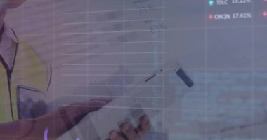 Ofisteki çift ırklı kadın mühendis üzerinden finansal veri işleme animasyonu. Küresel finans, iş, bağlantılar, hesaplama ve veri işleme kavramı dijital olarak oluşturulmuş video.