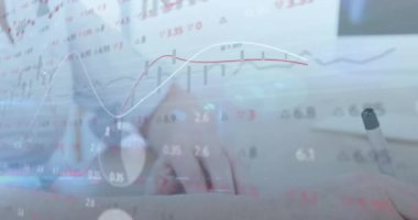 Kafkasyalı kadın doktorun hastanedeki finansal veri işleme animasyonu. Küresel tıp, işletme, bağlantılar, hesaplama ve veri işleme kavramı dijital olarak oluşturulmuş video.