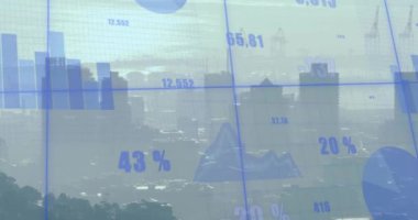 Şehir manzarası üzerindeki istatistik ve finansal veri işleme animasyonları. Küresel finans, iş, bağlantılar, hesaplama ve veri işleme kavramı dijital olarak oluşturulmuş video.