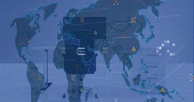 Finansal veri işleme animasyonu ve ofis üzerinde bilgisayar eşliğinde dünya haritası. Küresel finans, iş, bağlantılar, hesaplama ve veri işleme kavramı dijital olarak oluşturulmuş video.