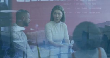 Ofisteki çeşitli iş adamları üzerinde finansal veri işleme animasyonu. Küresel finans, iş, bağlantılar, hesaplama ve veri işleme kavramı dijital olarak oluşturulmuş video.