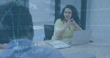 Ofisteki çeşitli iş adamları üzerinde finansal veri işleme animasyonu. Küresel finans, iş, bağlantılar, hesaplama ve veri işleme kavramı dijital olarak oluşturulmuş video.