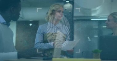 Ofisteki çeşitli iş adamları üzerinde parmak izi ve veri işleme animasyonu. Küresel siber güvenlik, iş, bağlantılar, hesaplama ve veri işleme kavramı dijital olarak oluşturulmuş video.