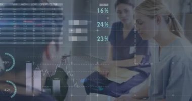 Çeşitli doktorlar üzerinde finansal veri işleme animasyonu. Küresel tıp, işletme, bağlantılar, hesaplama ve veri işleme kavramı dijital olarak oluşturulmuş video.