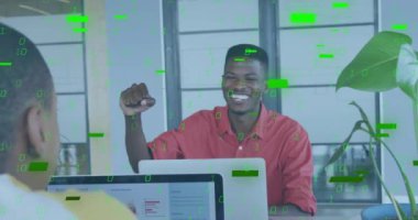 Afrika asıllı Amerikalı bir adamın ofis arkadaşını yumruklaması üzerine yeşil ikili veri işleme animasyonu. Veri, ağlar, dijital arayüz, iş ve iletişim, dijital olarak oluşturulmuş video.