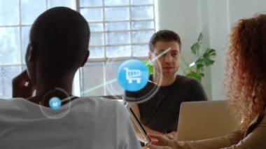 Çeşitli iş adamlarının iş hakkında konuştuğu simgelerle bağlantı ağının animasyonu. Küresel iş ve dijital arayüz kavramı, dijital olarak oluşturulmuş video.