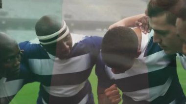 Stadyumda çeşitli erkek rugby oyuncuları üzerinde Nijerya bayrağının canlandırılması. Küresel spor ve vatanseverlik kavramı, dijital olarak üretilen video.