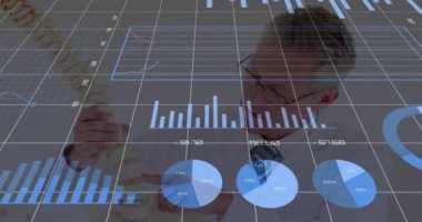 Kafkas erkek doktor üzerinde veri işleme animasyonu. Küresel tıp, bağlantılar, hesaplama ve veri işleme kavramı dijital olarak oluşturulmuş video.