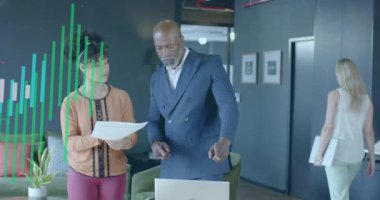 Ofisteki çeşitli iş adamları üzerinde finansal veri işleme animasyonu. Küresel finans, iş, bağlantılar, hesaplama ve veri işleme kavramı dijital olarak oluşturulmuş video.