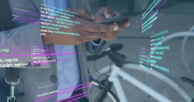 Afro-Amerikan iş adamının akıllı telefon kullanarak veri işleme animasyonu. Küresel finans, iş, bağlantılar, hesaplama ve veri işleme kavramı dijital olarak oluşturulmuş video.