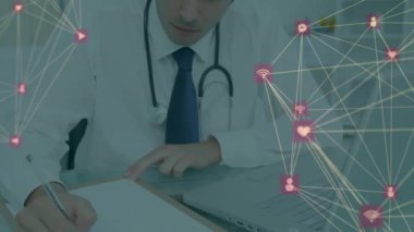 Kafkas erkek doktorların not aldığı ikonlarla olan bağlantıların animasyonu. Dijital olarak oluşturulmuş küresel bağlantılar, tıp, sağlık ve dijital arayüz kavramı.
