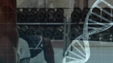 Veri işleme animasyonu ve DNA ipliği, spor salonunda halter kaldıran Afrikalı Amerikalı adamın üzerinde. Spor, aktif yaşam tarzı, bilim ve dijital arayüz konsepti dijital olarak oluşturulmuş video.