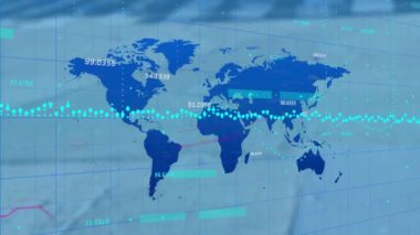 Şehir caddesinde dünya haritasıyla finansal veri işleme animasyonu. Küresel finans, iş, bağlantılar, hesaplama ve veri işleme kavramı dijital olarak oluşturulmuş video.