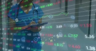 Kafkas kadın doktor üzerinde veri işleme animasyonu. Küresel tıp, bağlantılar, hesaplama ve veri işleme kavramı dijital olarak oluşturulmuş video.