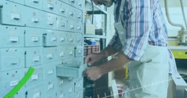 Olgun beyaz erkek marangozun atölyedeki yeşil grafik işlemlerinin animasyonu. Bağlantı, ağ, veri, küçük işletme, zanaat ve marangozluk, dijital olarak oluşturulmuş video.