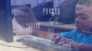 Bilgisayar kullanan çeşitli okul çocukları üzerinde veri işleme animasyonu. Küresel eğitim, bağlantılar, hesaplama ve veri işleme kavramı dijital olarak oluşturulmuş video.