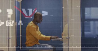 Afrika kökenli Amerikalı iş adamının finansal veri işleme çalışmalarının animasyonu. Küresel finans, iş, bağlantılar, hesaplama ve veri işleme kavramı dijital olarak oluşturulmuş video.