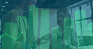 Ofisteki çeşitli iş adamları üzerinde finansal veri işleme animasyonu. Küresel finans, iş, bağlantılar, hesaplama ve veri işleme kavramı dijital olarak oluşturulmuş video.