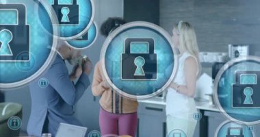 Ofisteki çeşitli iş adamları üzerinde işleyen asma kilit simgelerinin animasyonu. Küresel finans, iş, bağlantılar, hesaplama ve veri işleme kavramı dijital olarak oluşturulmuş video.